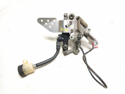 2002 Yamaha Yzf-r6 Rear Brake Master Cylinder & Right Footrest W/brake Pedal OEM
