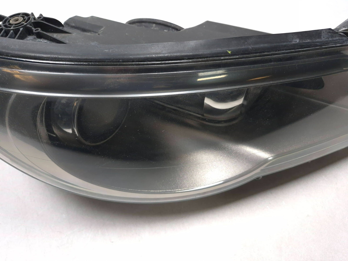 2011 Volkswagen Tiguan Headlight Left & Right Xenon OEM