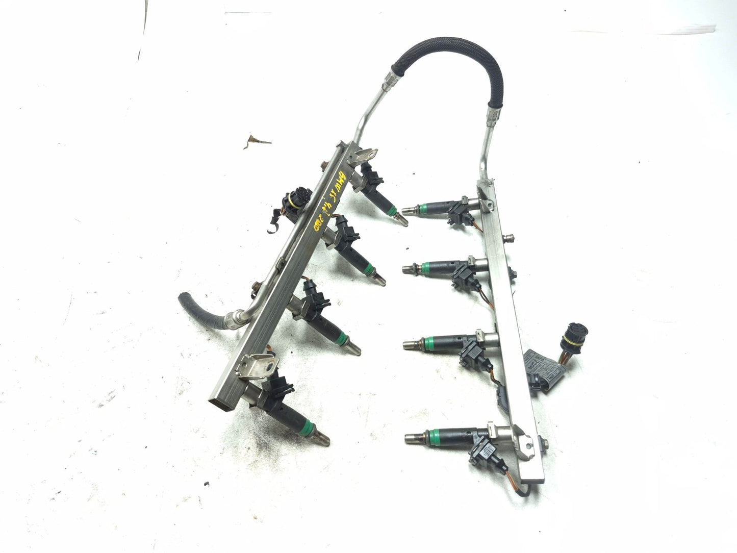 2010 BMW X5 4.8l Fuel Rail W/ Fuel Injector Set OEM