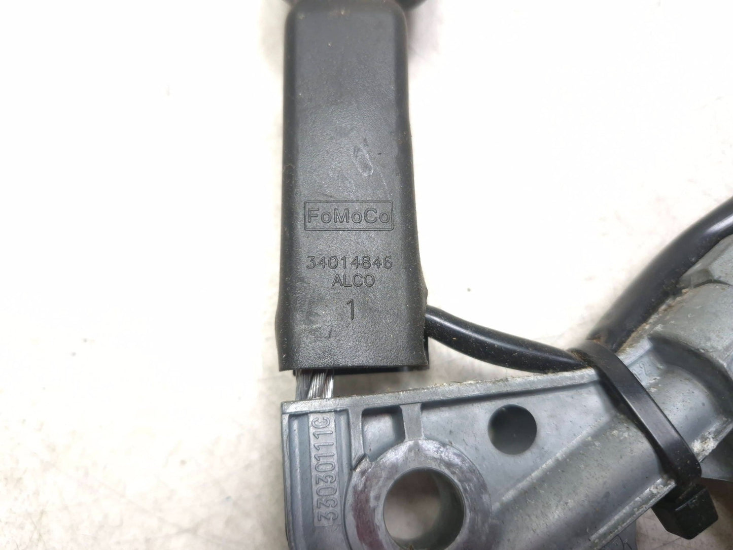 2007 Lincoln Navigator Front Driver Seat Belt Buckle OEM