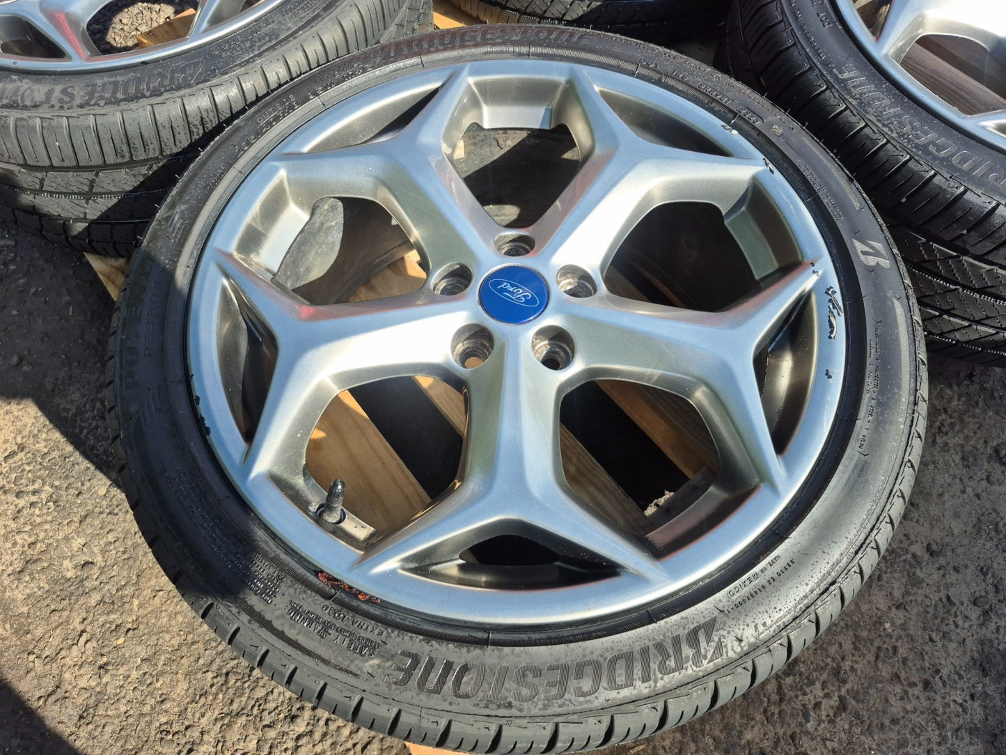 2014-2018 Ford Focus St Wheel Rim W/tire 18jx18 235/40/r18 Bridgestone 4 Pcs OEM