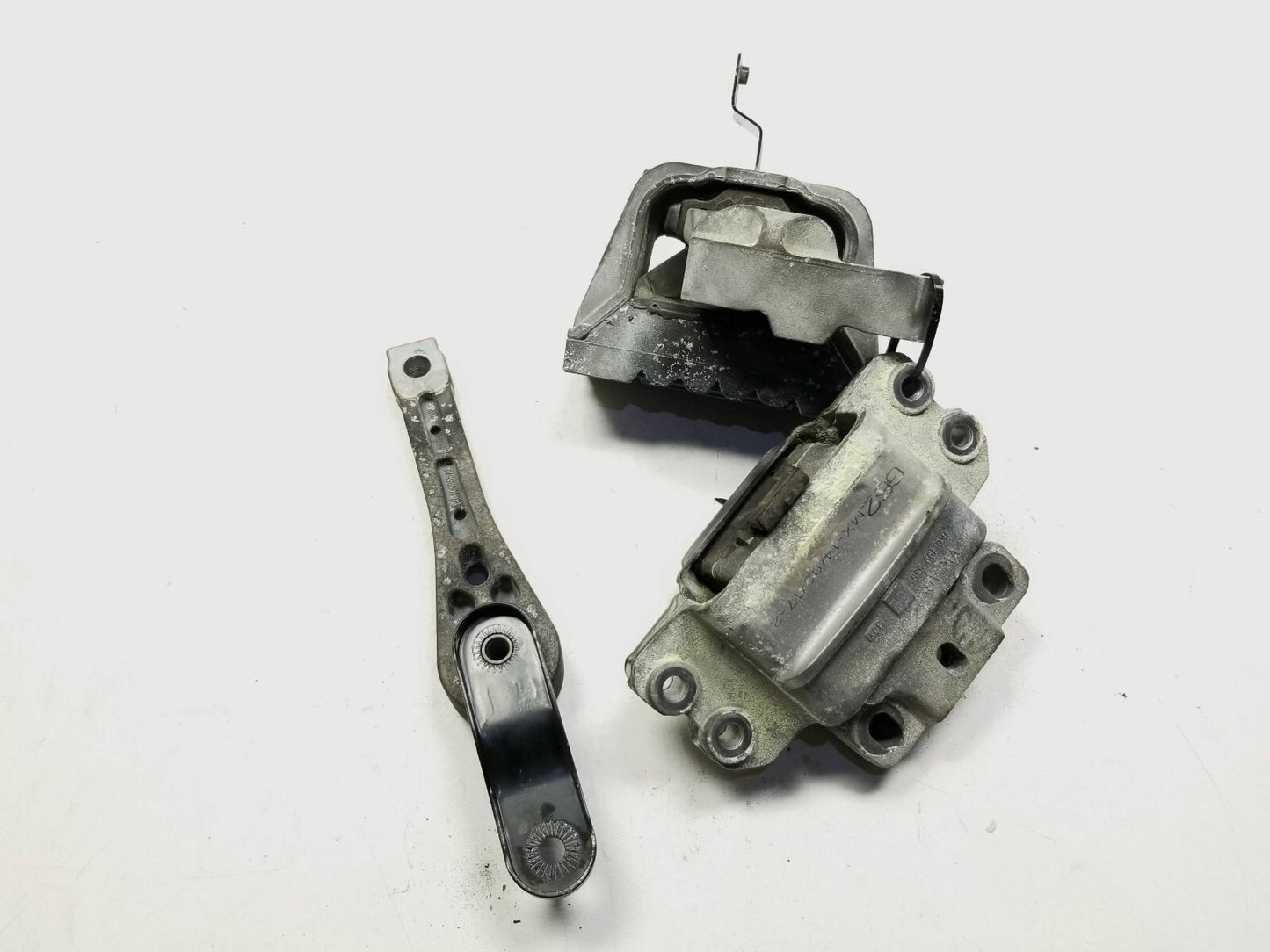 2017 Volkswagen Passat Engine Mount 3pcs OEM