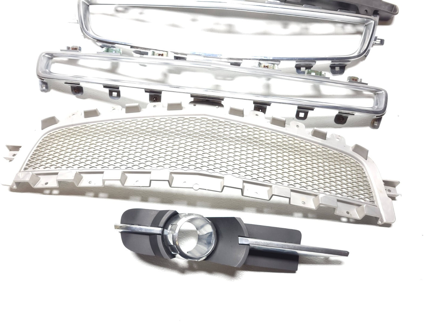 2010 Chevrolet Malibu Front Grille Chrome Trim OEM
