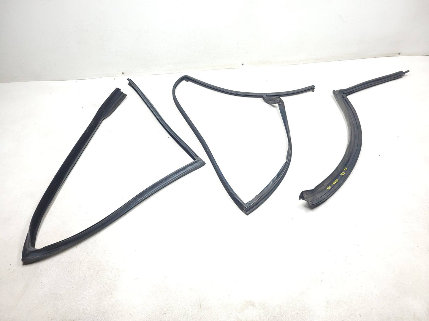 2007 Range Rover Rear Door Molding & Weatherstrip Seal Driver Side Left Set OEM