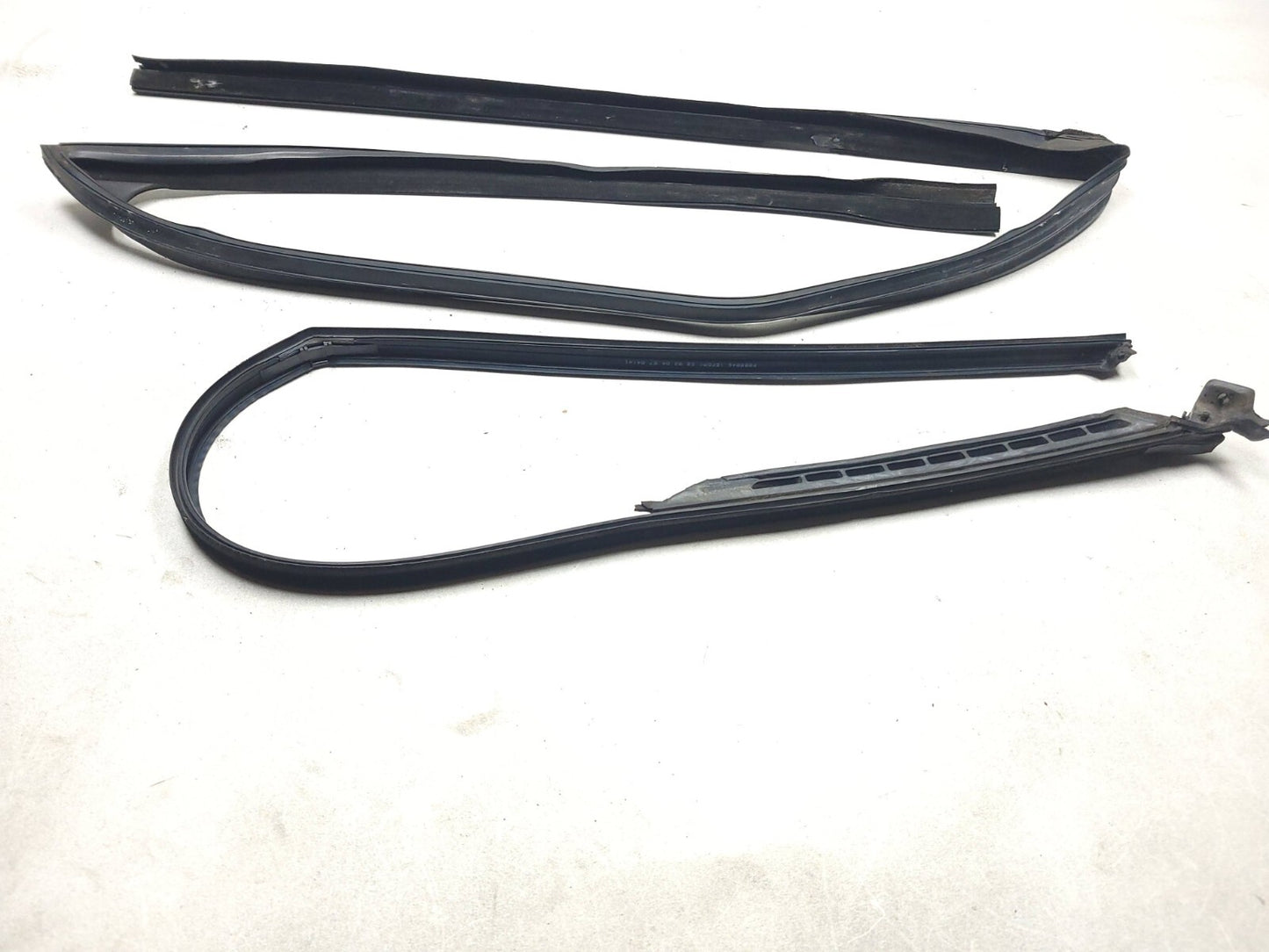 2007 Range Rover Front Door Molding & Weatherstrip Seal Driver Side Left Set OEM