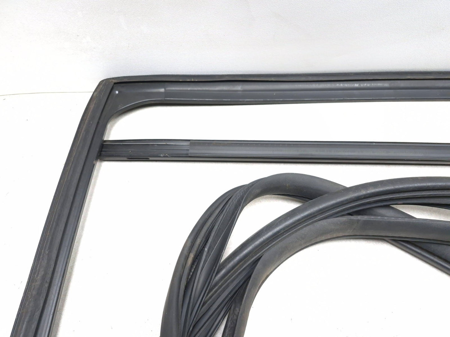 2013 Dodge Grand Caravan Rear Door Weatherstrip Seal Left Driver Side Oem✅