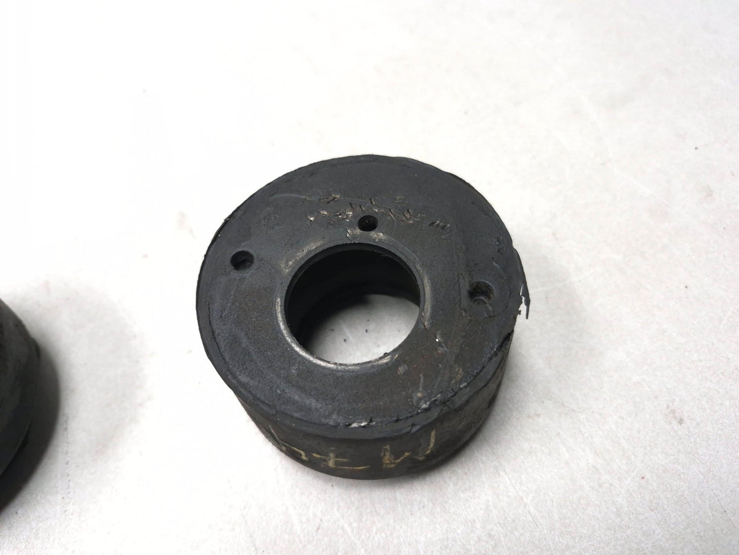 2009 Harley-davidson Sportster Xl883l Rear Motor Mount Rubber Damper Pair OEM