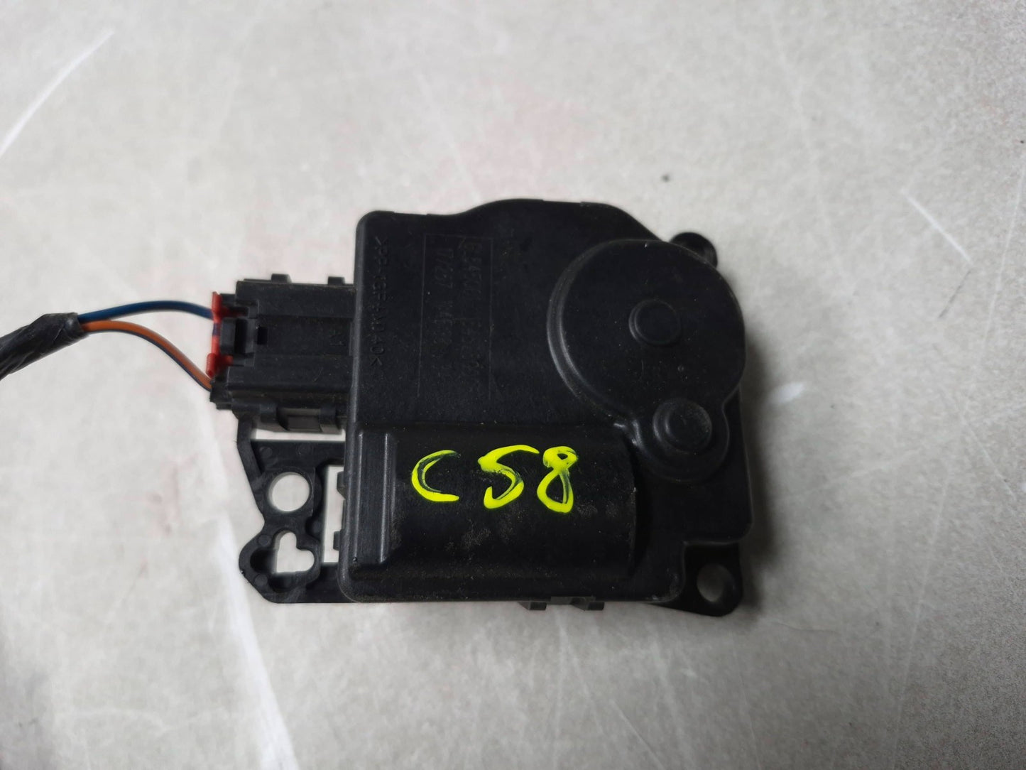 2018 Chrysler 300 HVAC Heater Blend Door Actuator & Wire Harness OEM
