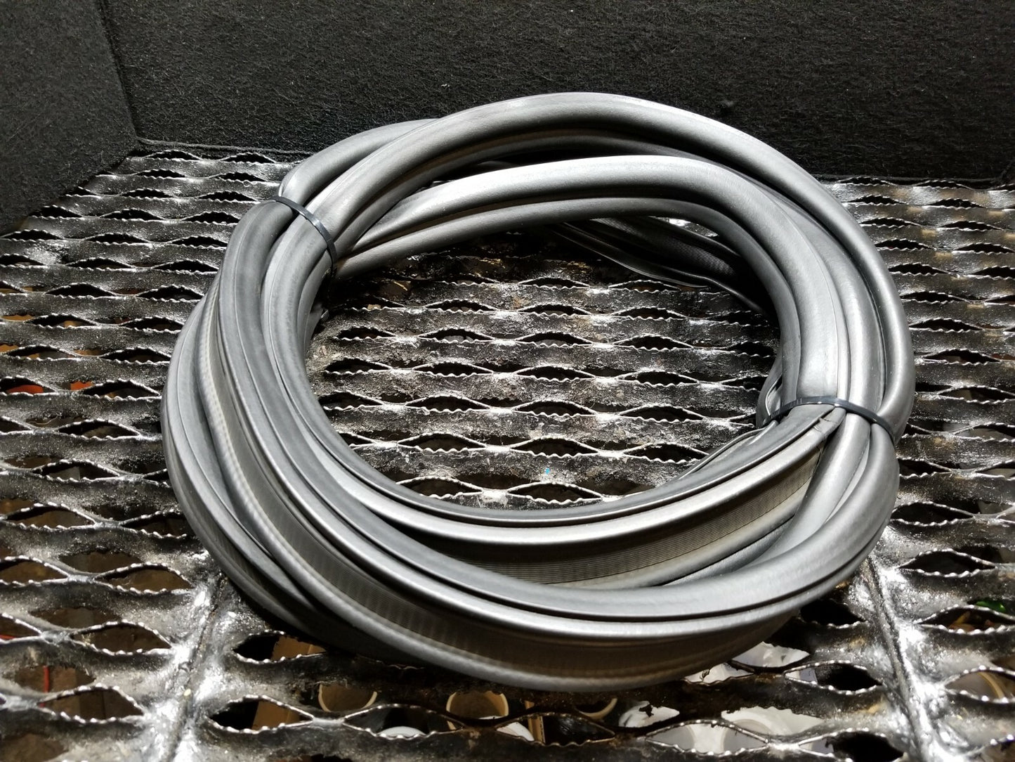 14 15 16 17 Jeep Cherokee Trunk Lid Weatherstrip Seal OEM
