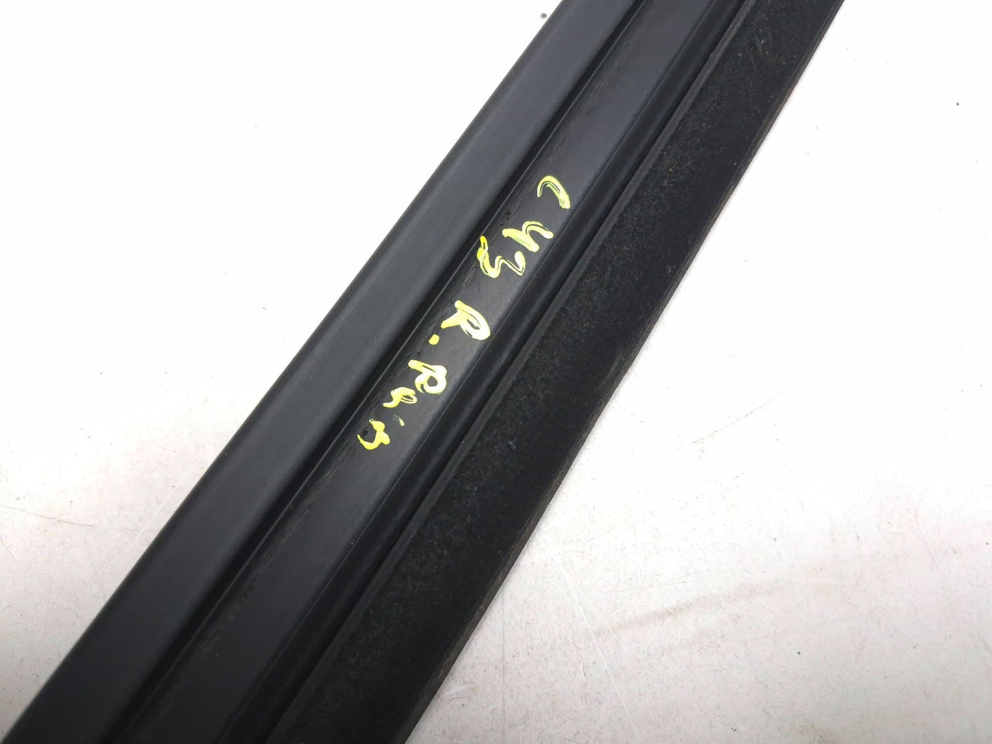 2011 Volkswagen Tiguan Rear Door Weatherstrip Seal Passenger Side Right 4pcs OEM