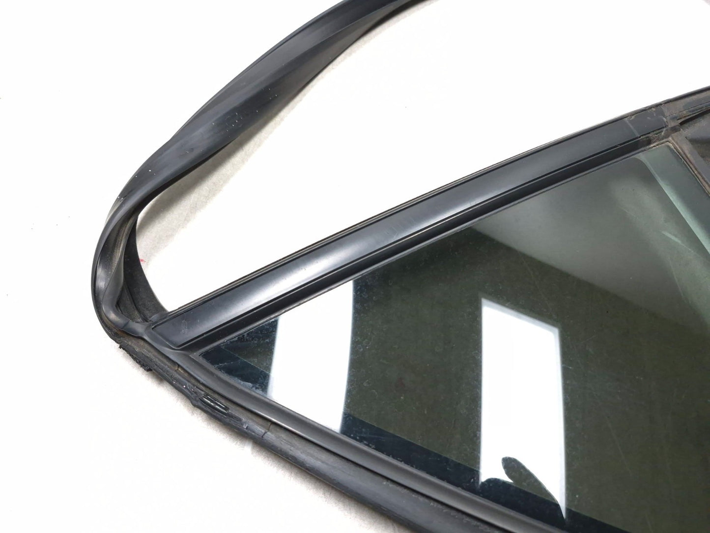 2018 Chrysler 300 Limited AWD Rear Passenger Side Window Vent Glass OEM