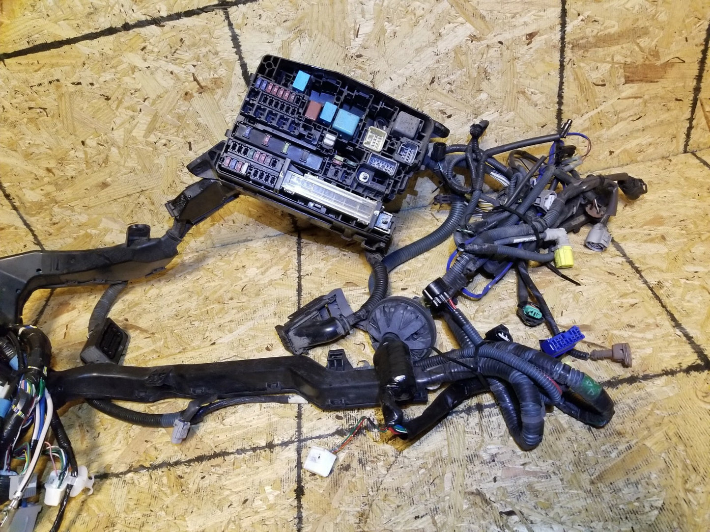 2009 Toyota Scion Xb Under Hood Fuse Box Wire Harness W/ Fuse Box OEM
