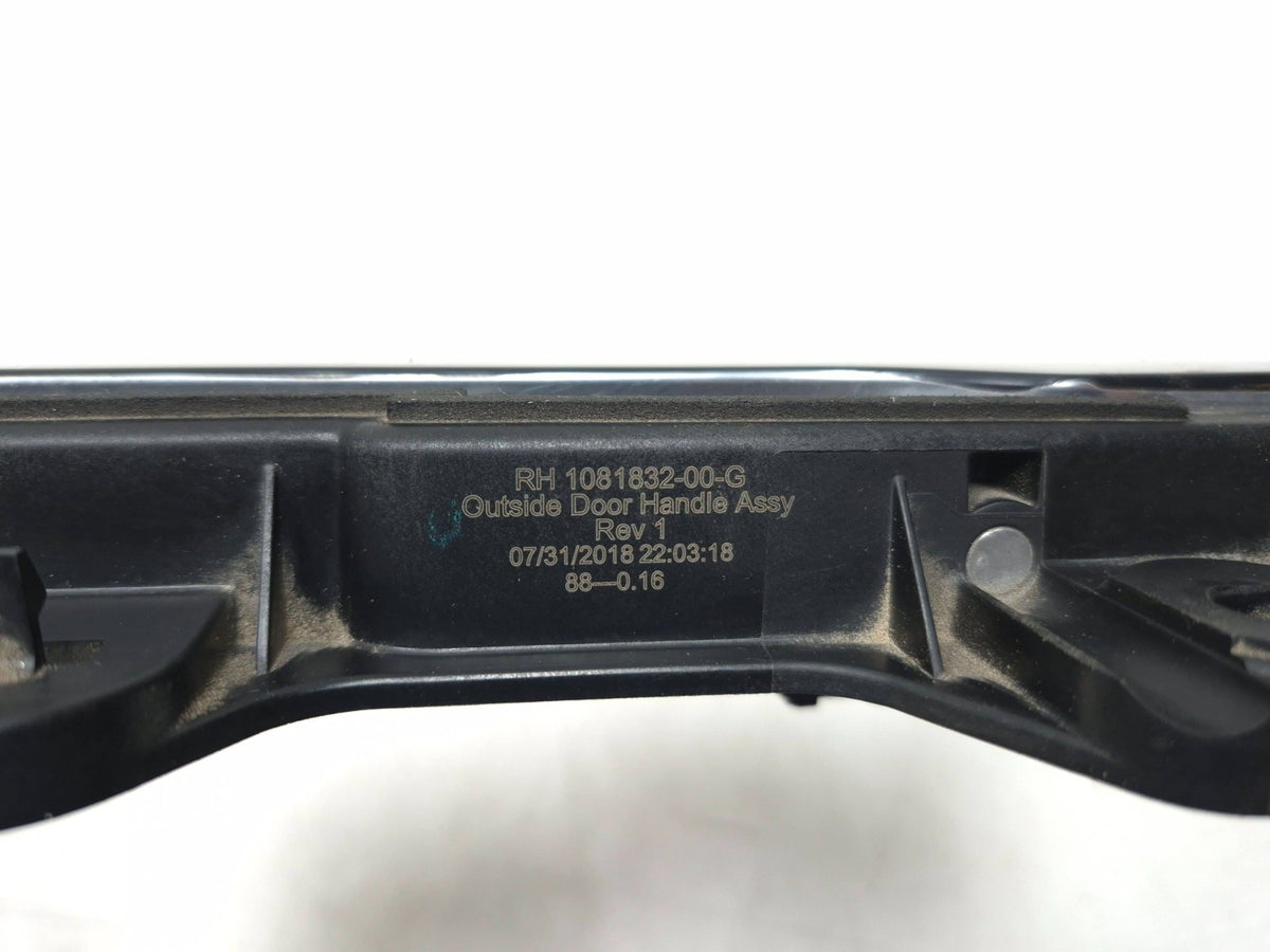 2018 Tesla Model 3 Front Exterior Door Handle Passenger Side 1081832-00-g OEM