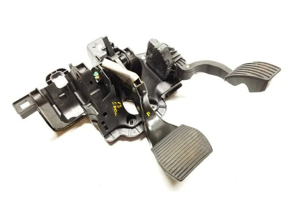 14 15 16 17 Fiat 500l At Gas Accelerator & Brake Pedal  W/ Bracket    OEM