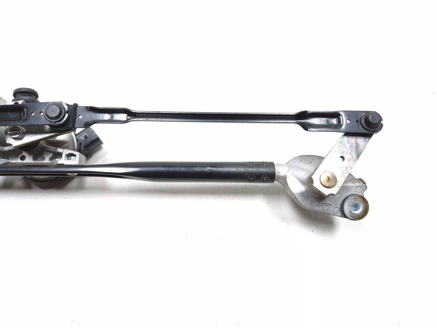 2013 Hyundai Genesis Windshield Wiper Motor W/ Linkage OEM