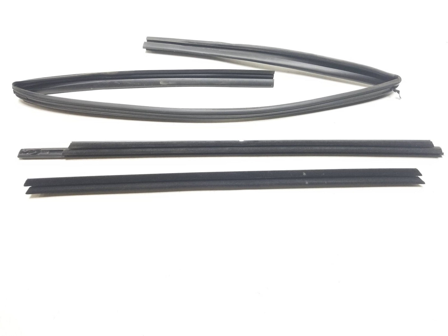 2016 Dodge Durango Front Door Window Belt Seal Passenger Side Right OEM