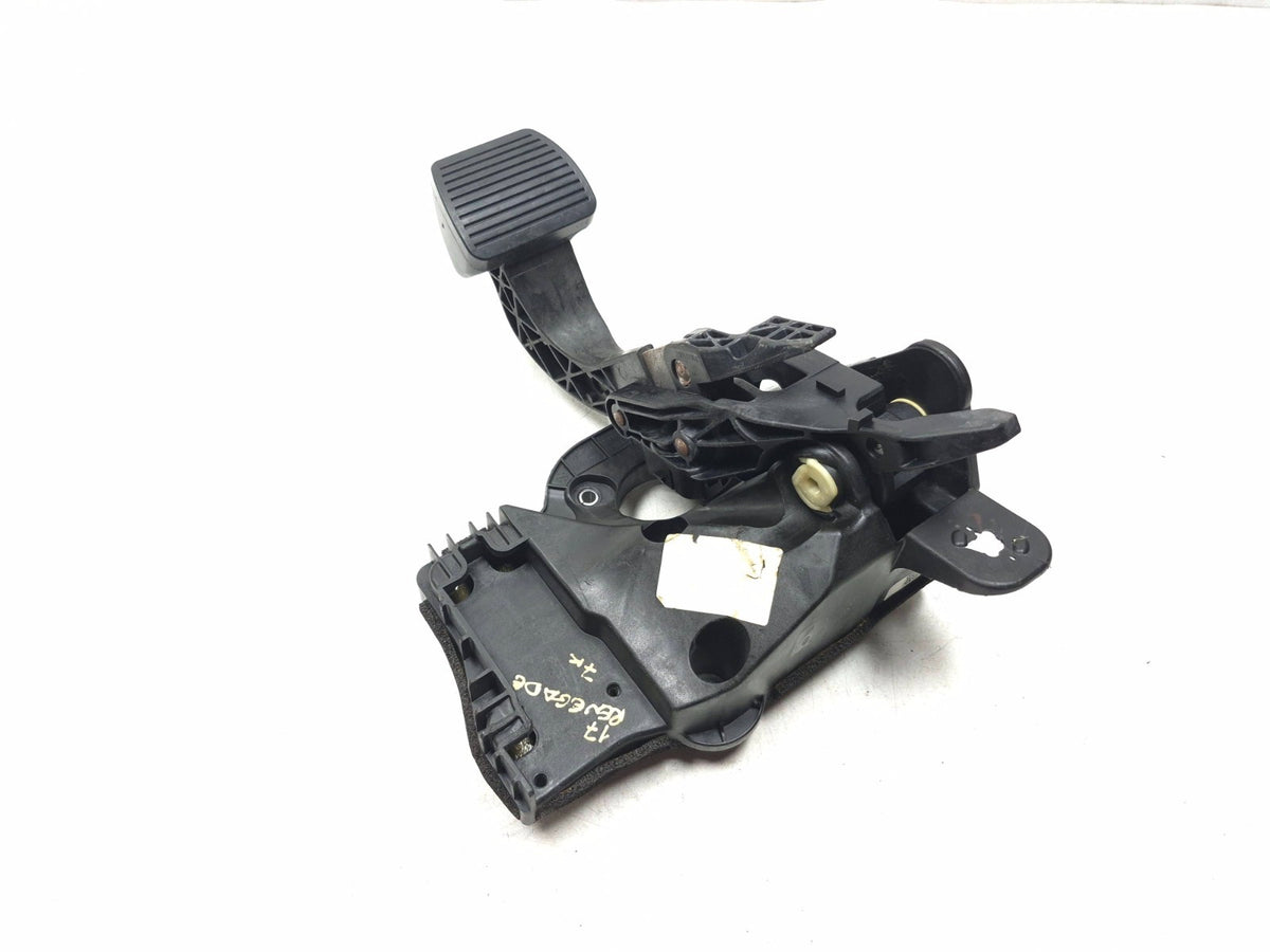 2017 Jeep Renegade Brake Pedal W/ Mount Bracket OEM