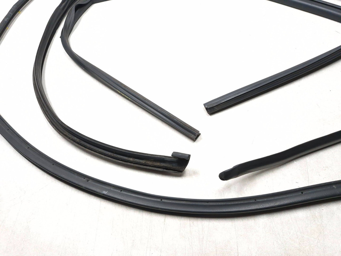 2007 Saab 9-5 Aero Front Driver Door Weatherstrip Seal Kit OEM