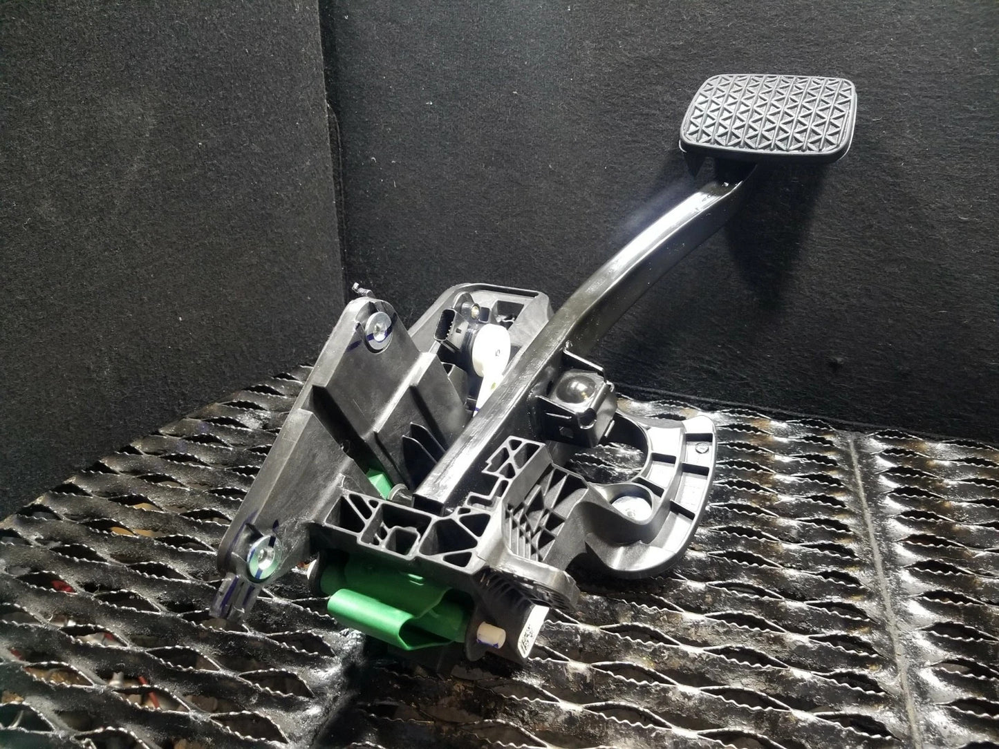 2017 Chevrolet Malibu Brake Pedal OEM