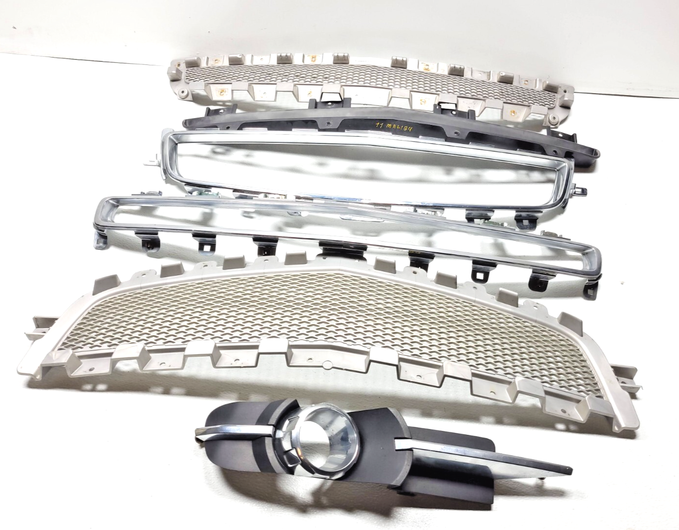 2010 Chevrolet Malibu Front Grille Chrome Trim OEM