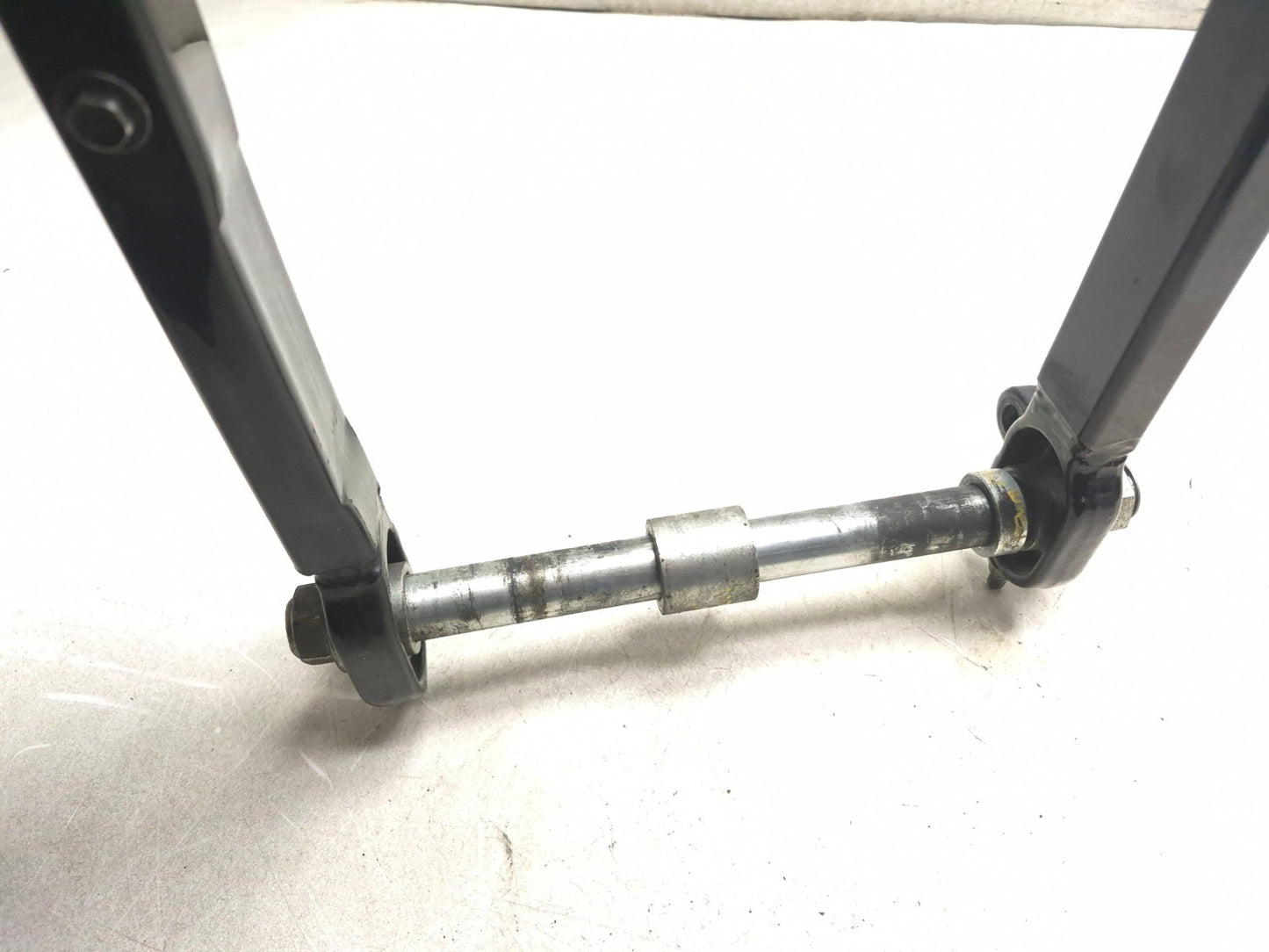 2006 Harley-davidson Sportster Xl883 Rear Swingarm & Bolt Assy OEM