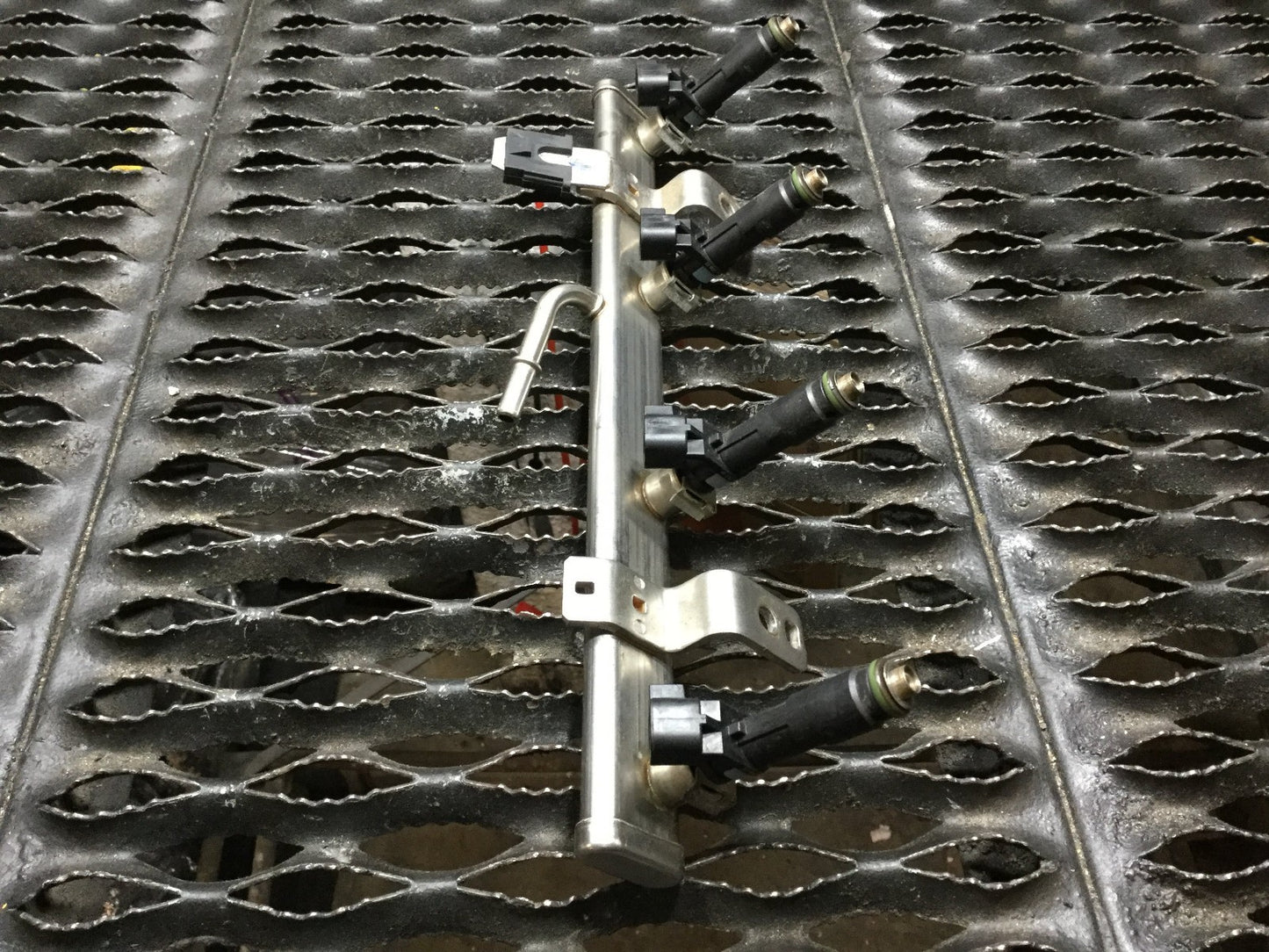 2015 Chrysler 200 Fuel Rail W/ Injector OEM
