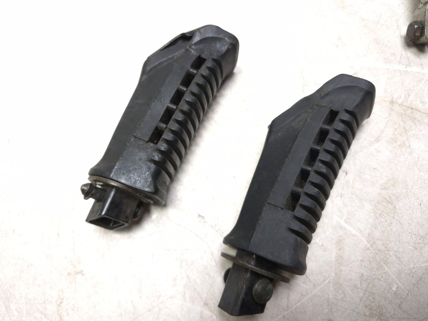 2006 Suzuki Gs 500fk Rear Footpeg Pair & Gear Shift Lever 3 Pcs OEM