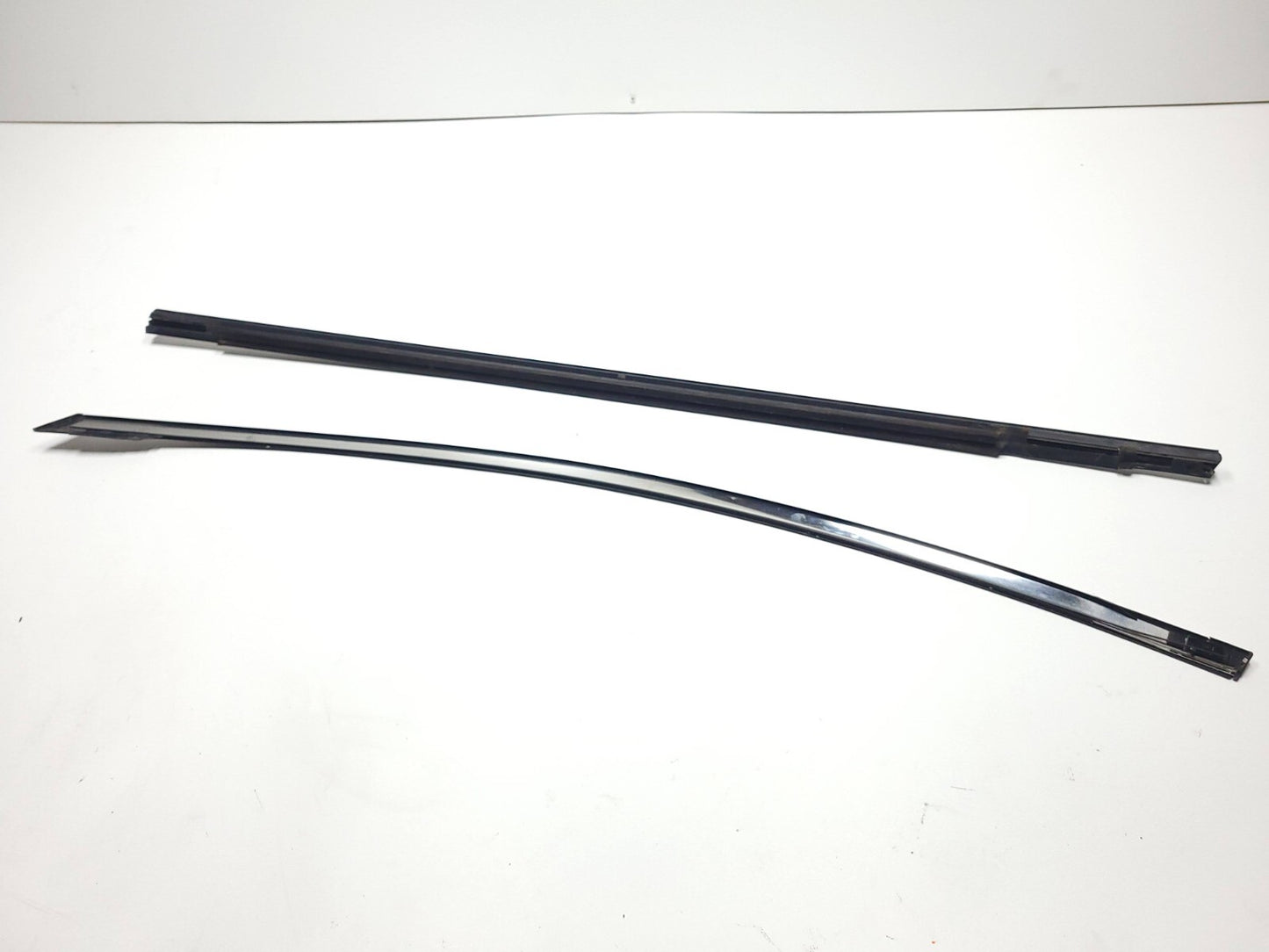 2009 Mazda Cx-7 Front Passenger Door Window Molding 2pcs W/ Weatherstrip OEM