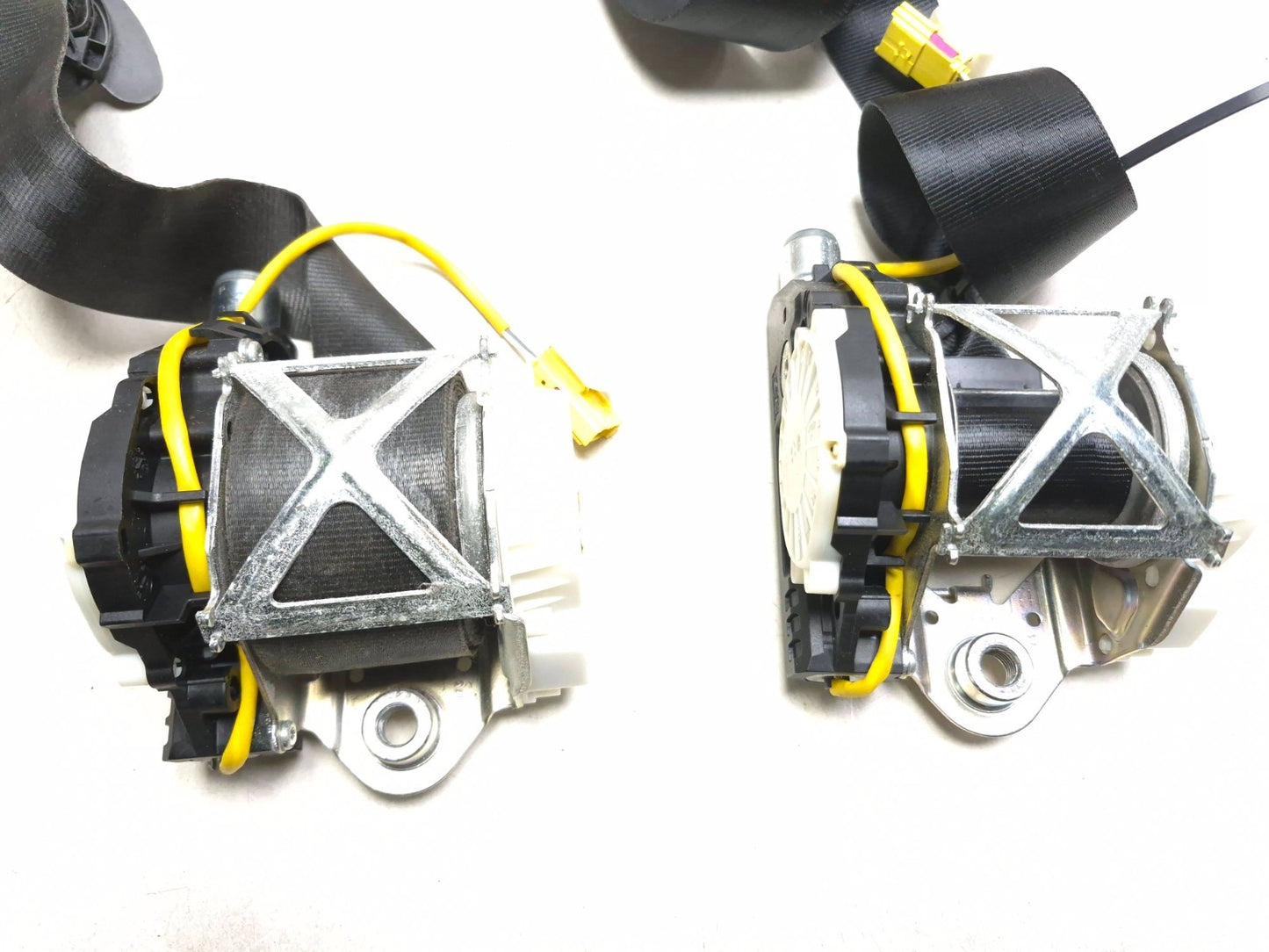 2011 Volkswagen Tiguan Front Set Belt Retractor Left & Right OEM