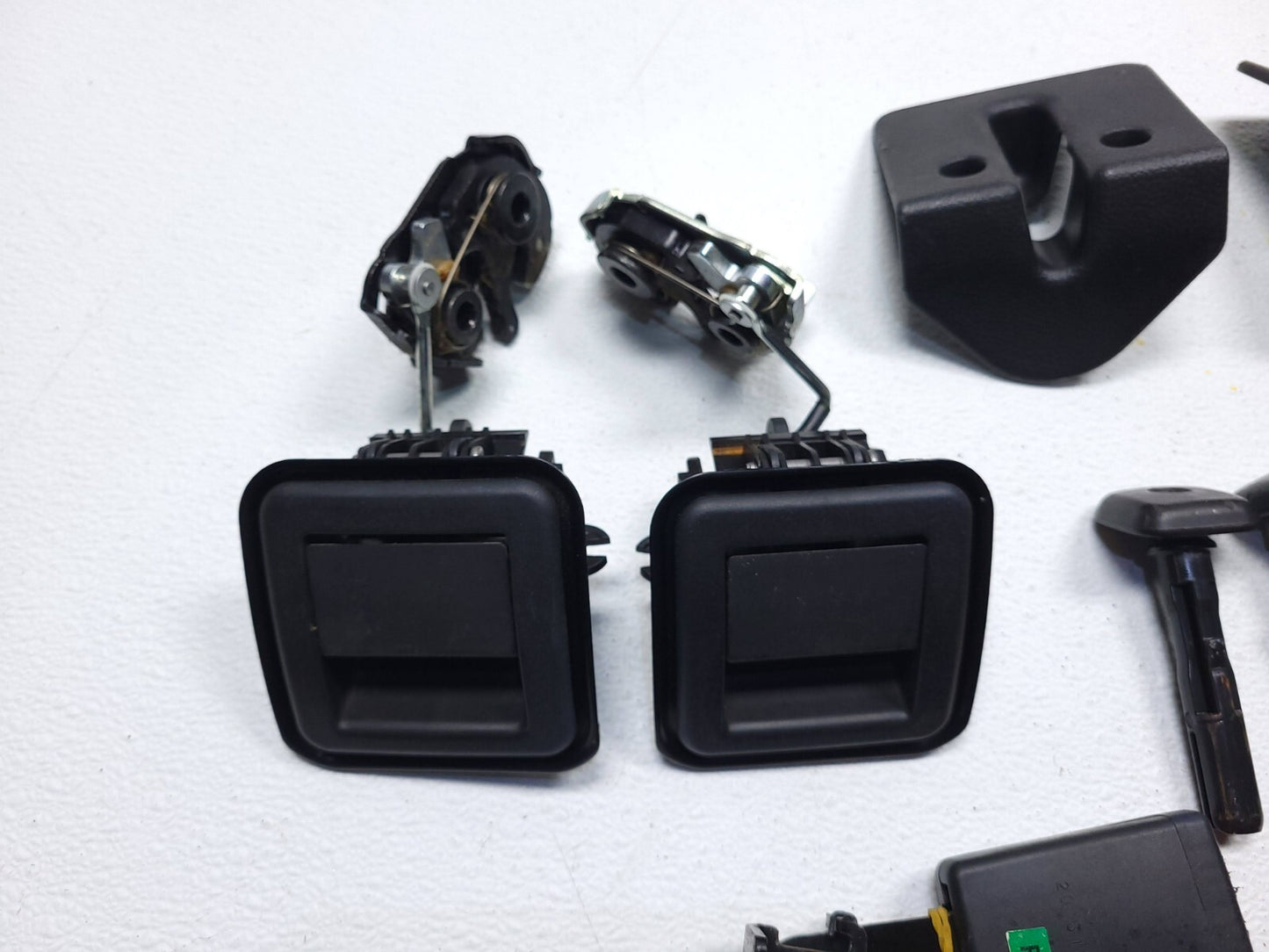2014 Hyundai Elantra Gt Rear Seat Lock Latch Release W/ Belt Buckle Set OEM