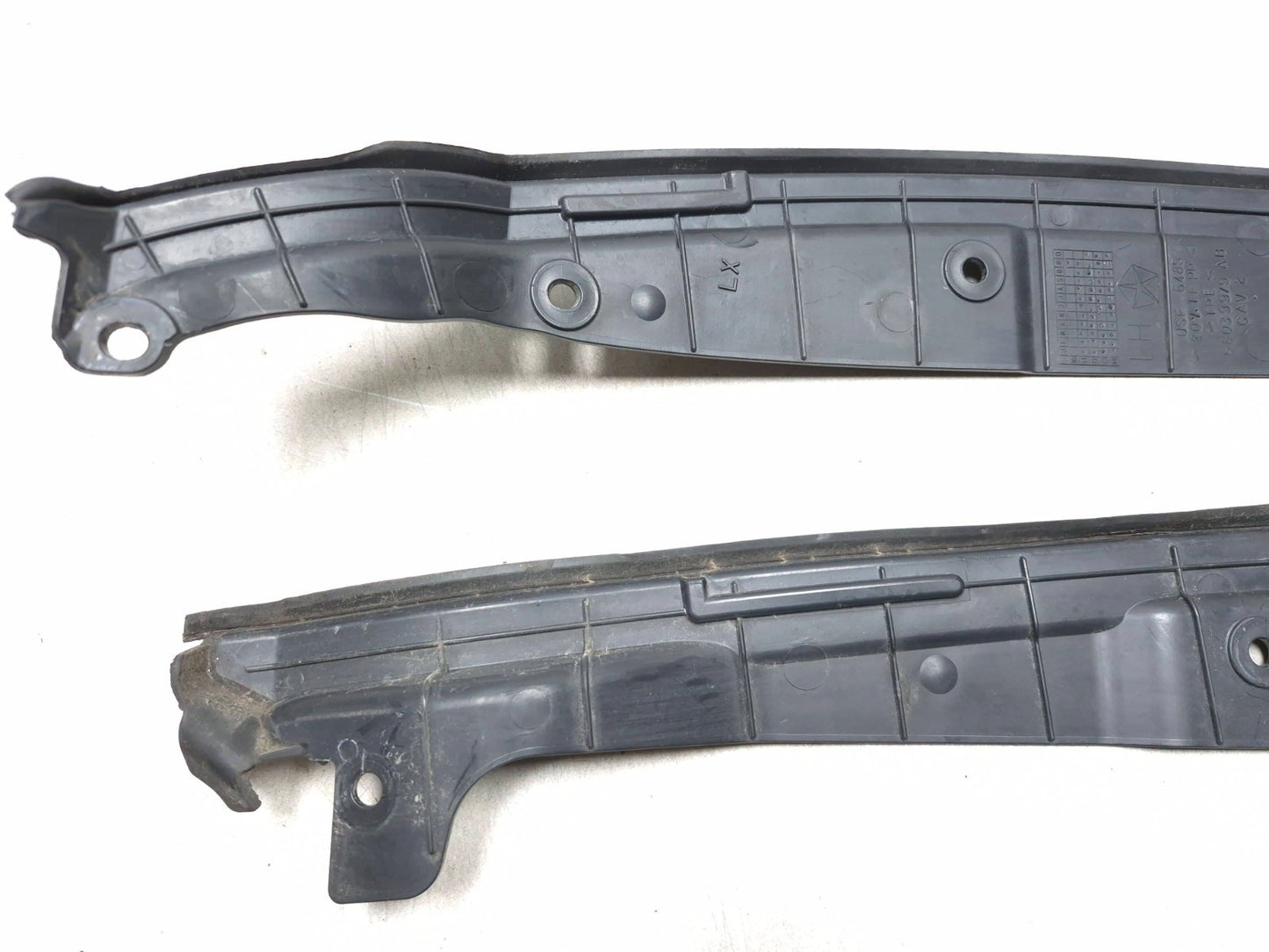 2018 Chrysler 300 Front Fender To Door Weatherstrip Seal Left & Right OEM