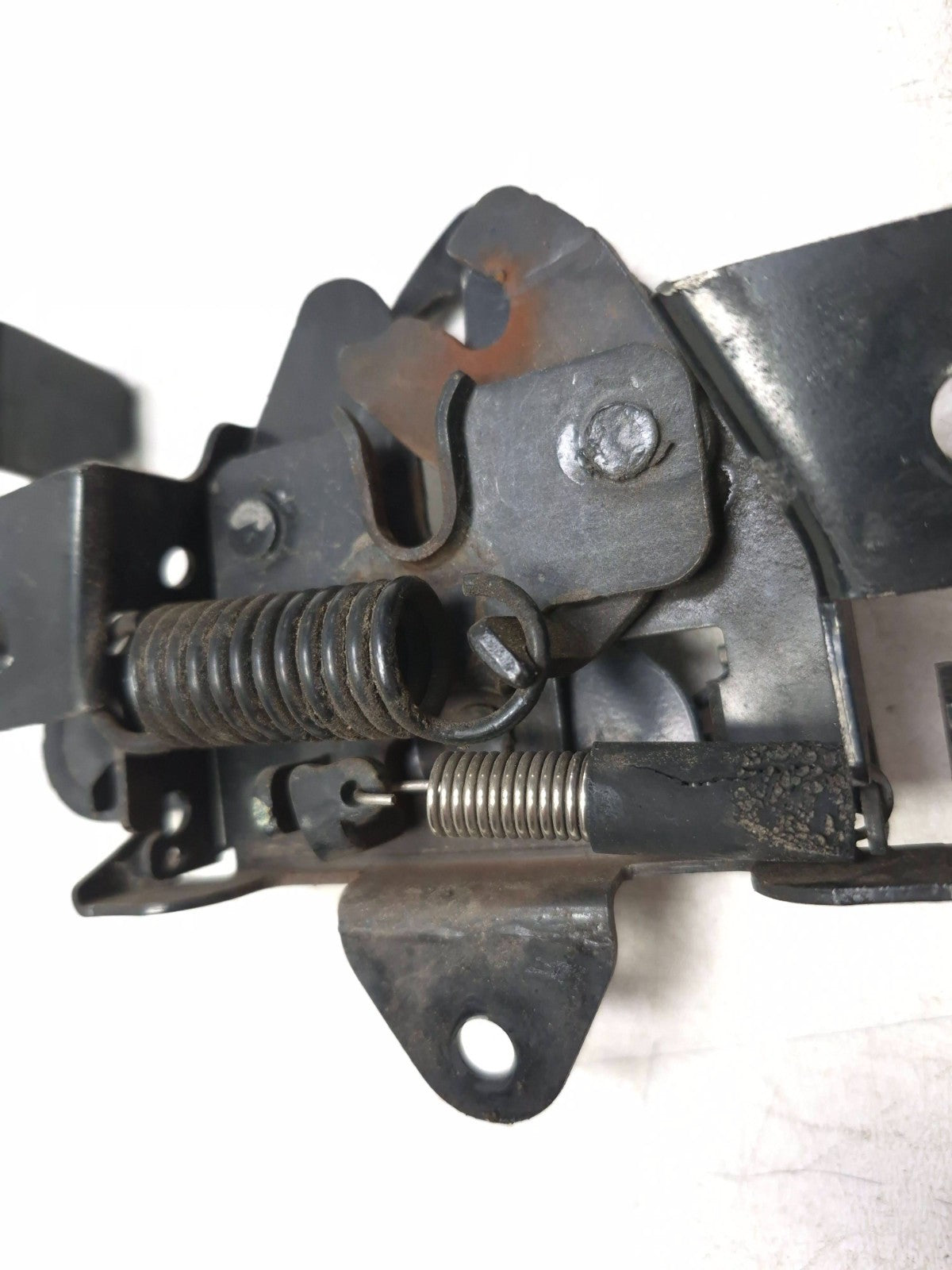 2013 Hyundai Genesis Coupe Hood Latch 811302m500 OEM