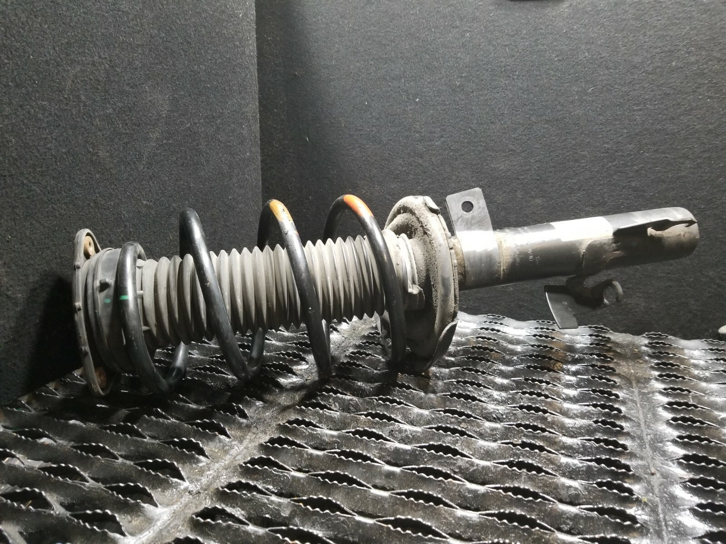 2007 Volvo S40 2.4l Front Strut Shock Absorber Right Passenger Side OEM
