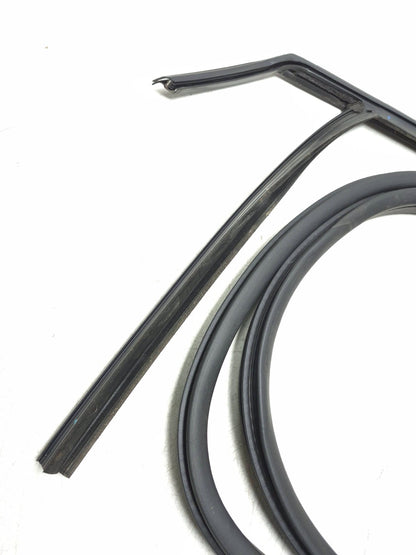 2013 Ford Focus Hatchback Front Door Weatherstrip Seal Passenger Side Right OEM