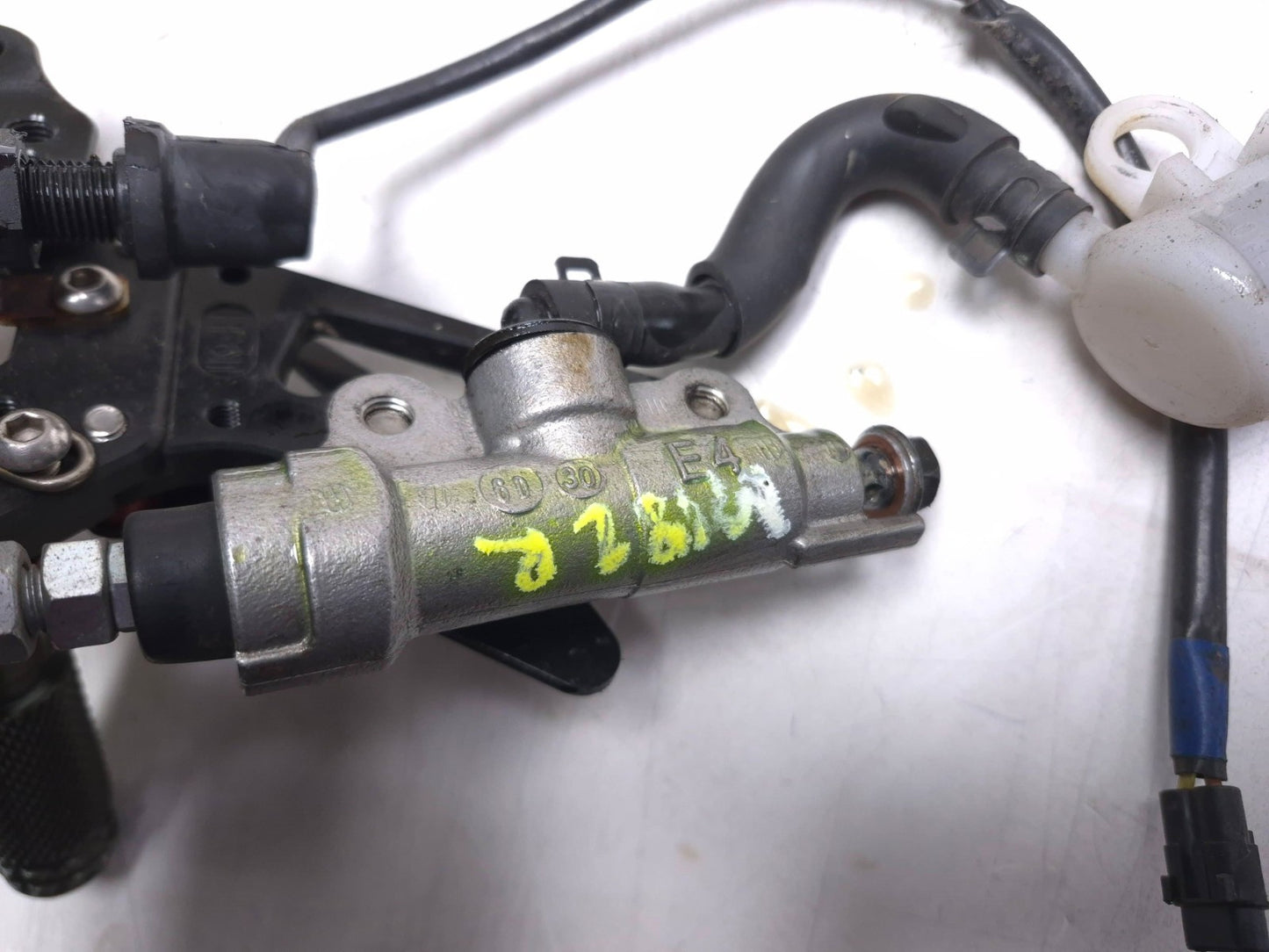 2016 Yamaha Yzf R3 Right Footrest W/ Rear Brake Cylinder W/ Pedal Assy OEM