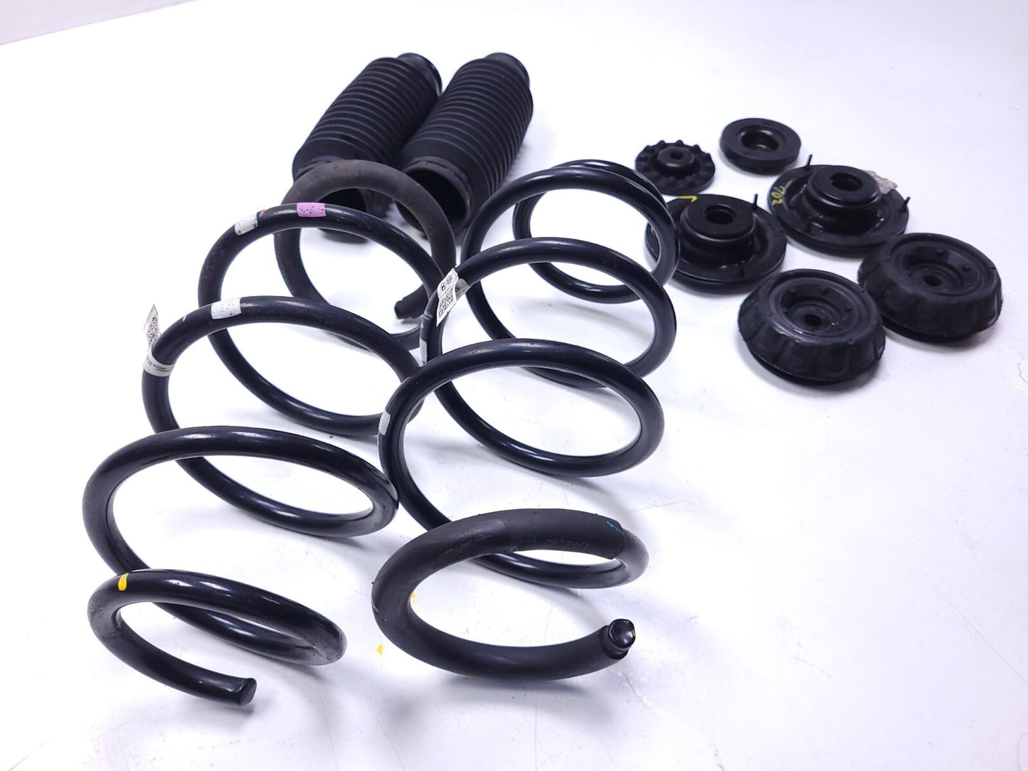 2020 Hyundai Venue Front Coil Spring 2pcs W/ Insulator & Strut Mount OEM