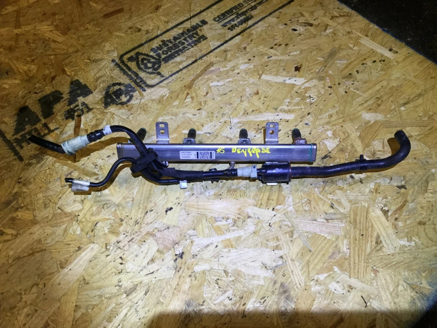 2016 Jeep Renegade Fuel Rail & Injectors 2.4l OEM