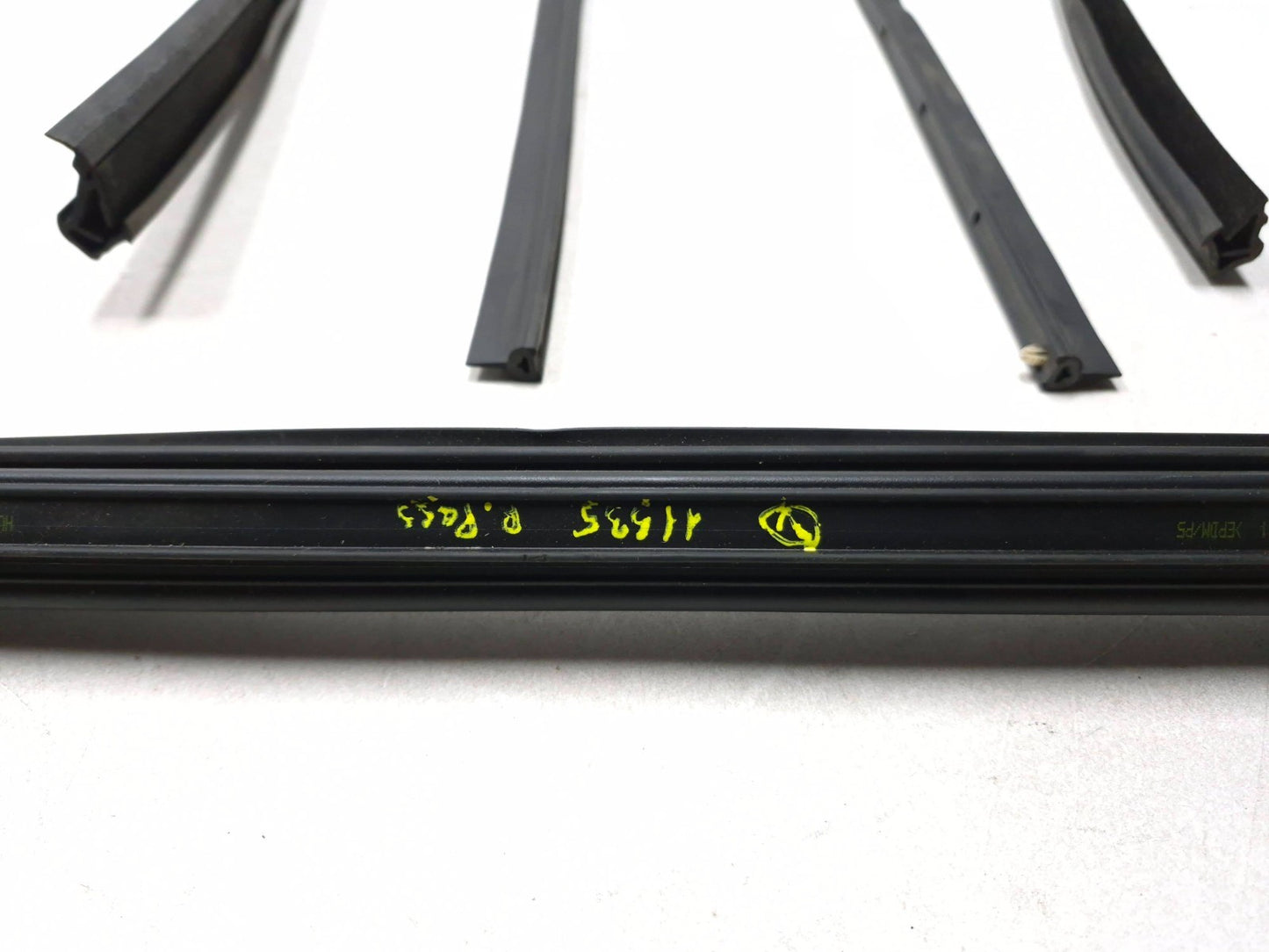 2011 BMW 535i F10 Rear Door Window Belt &weatherstrip Seal Passenger Side Rh OEM