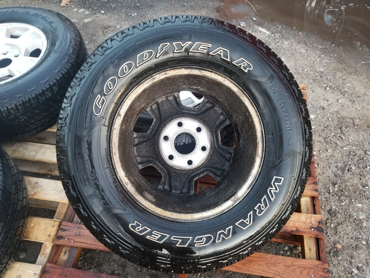 10-14 Chevrolet Suburban Wheel Goodyear Wrangler 265/70r17 11.5/32" 4pcs OEM