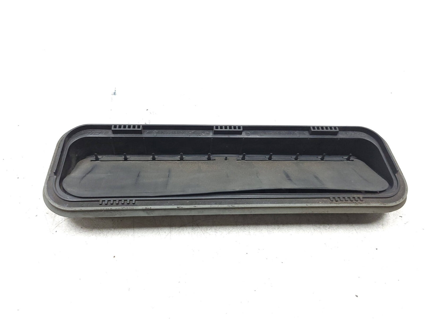 09-14 Hyundai Genesis Rear Quarter Pressure Vent Grille Pair OEM Sedan