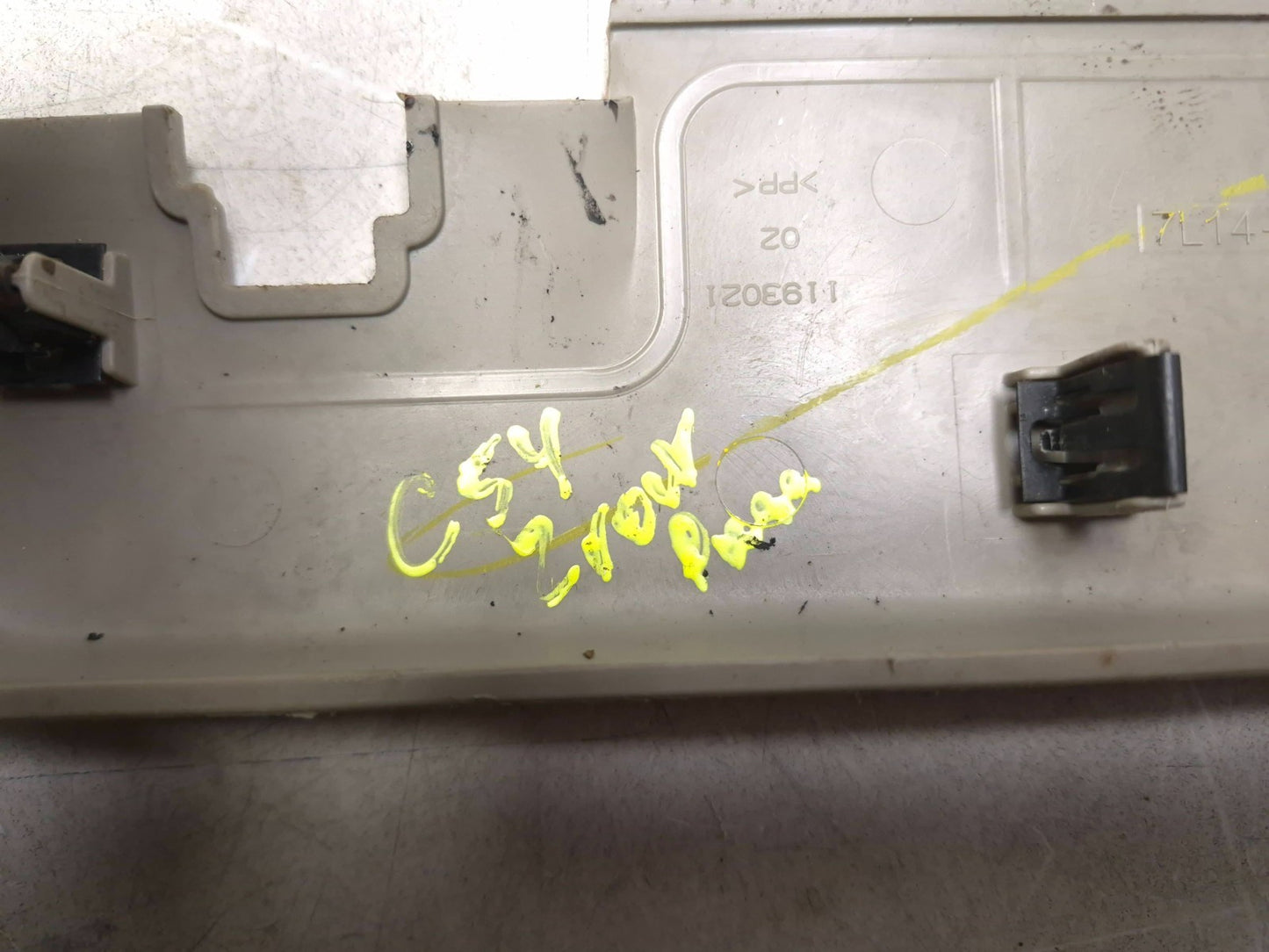 2008 Lincoln Navigator Rear 2nd Row Seat Hinge Cover Trim Passenger Side Rh OEM
