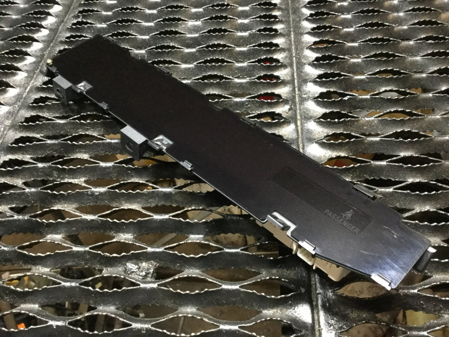 04 05 06 Toyota Prius Passenger Indicator Screen Light 83950-47010   OEM