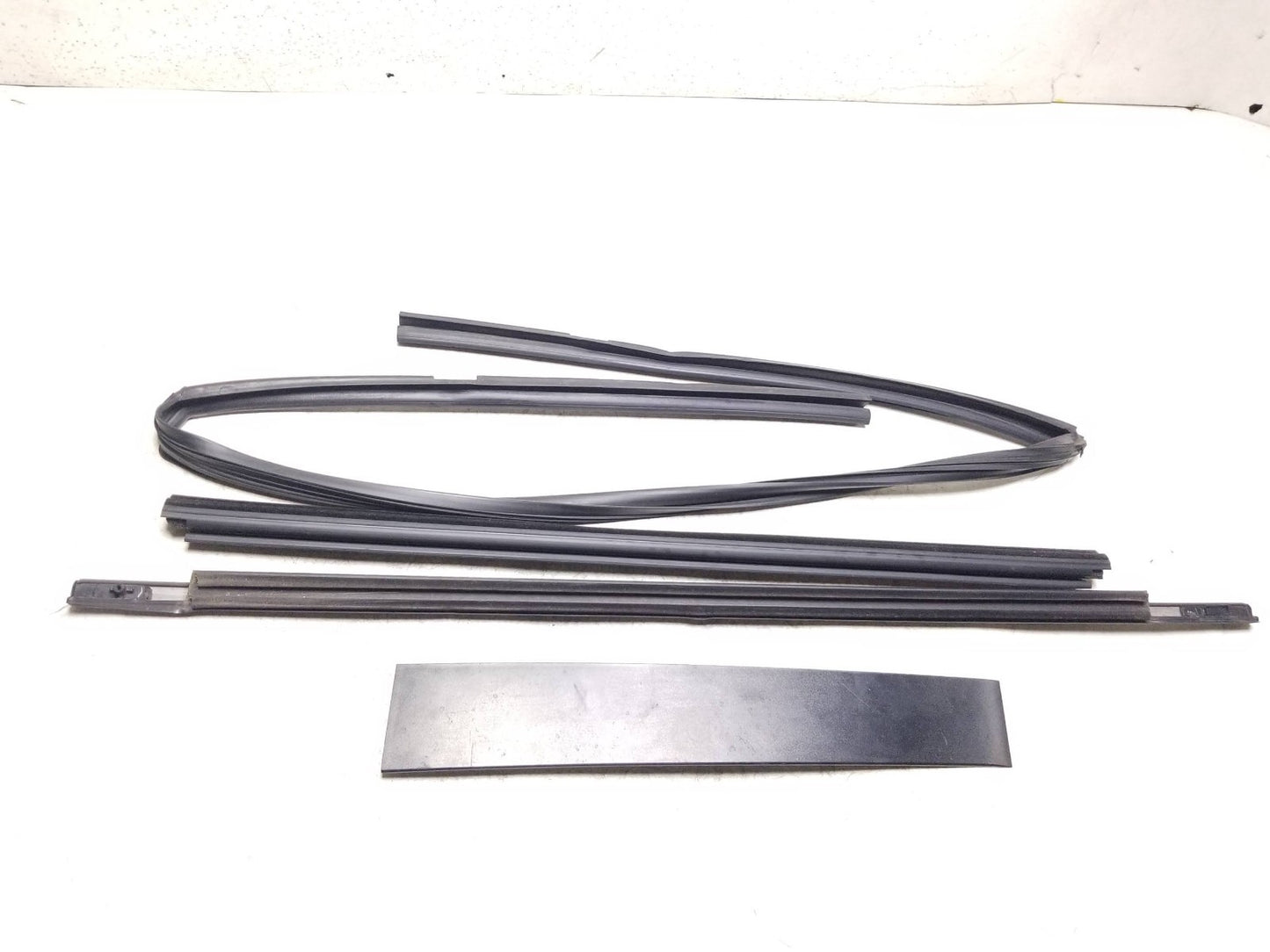 11 20 Dodge Grand Caravan Door Glass Belt Seal Molding Front Passenger Side OEM