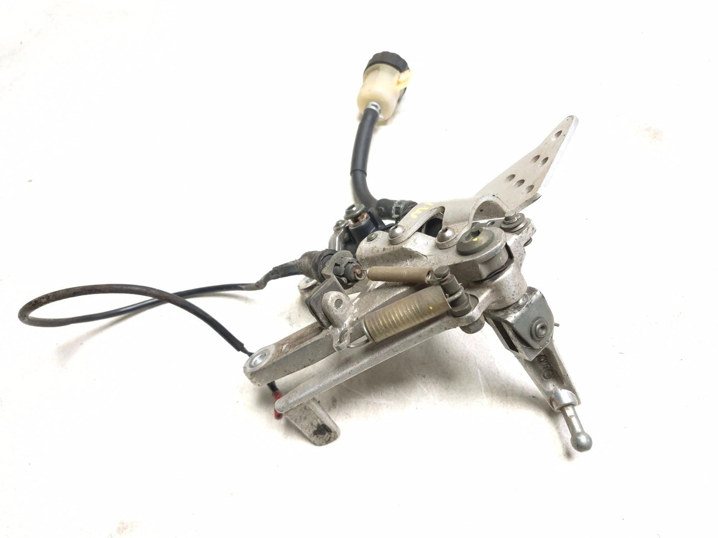 2002 Yamaha Yzf-r6 Rear Brake Master Cylinder & Right Footrest W/brake Pedal OEM
