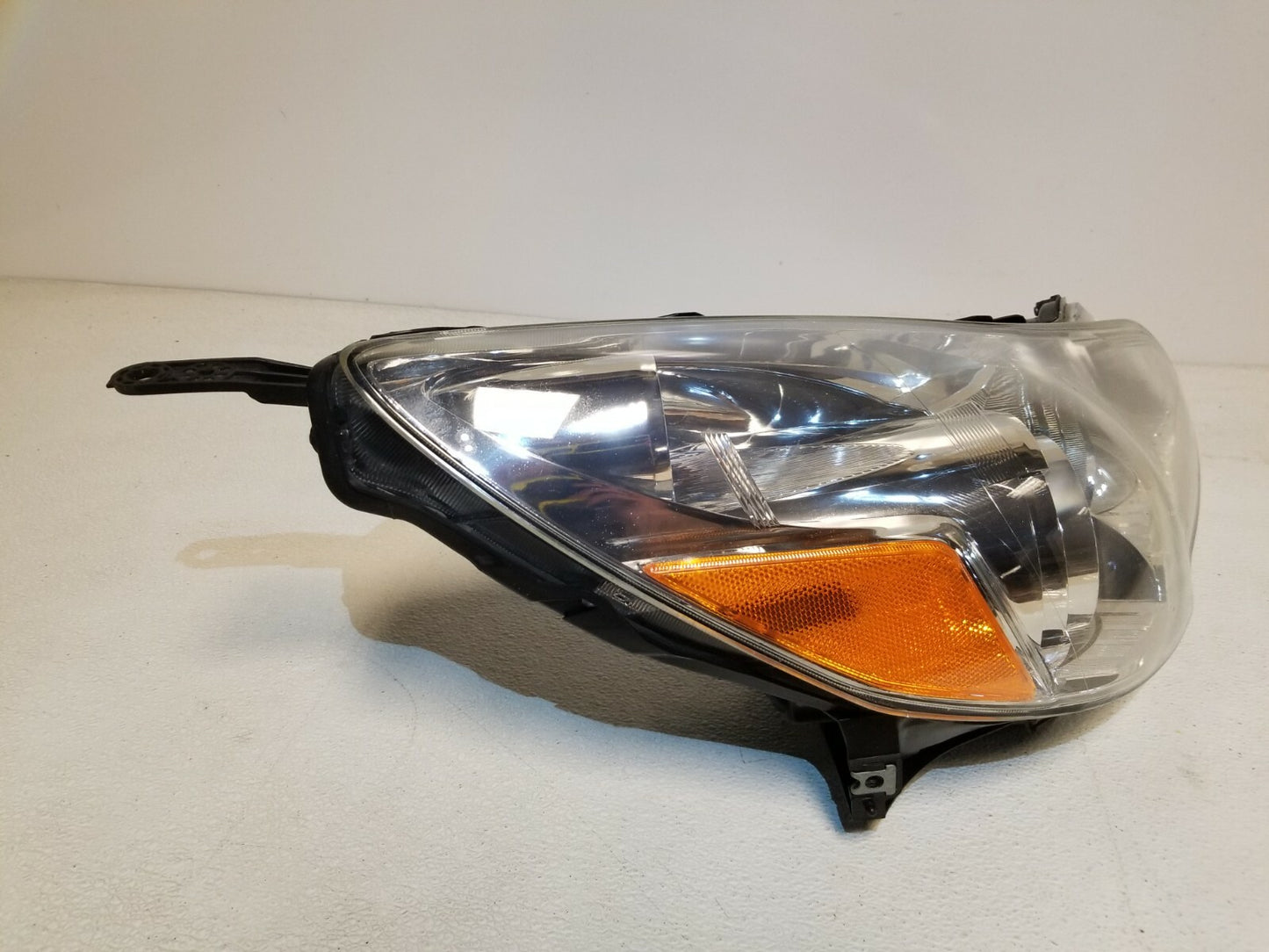 2010 Subaru Legacy Headlight Front Passenger Side Right OEM *broken Tab*