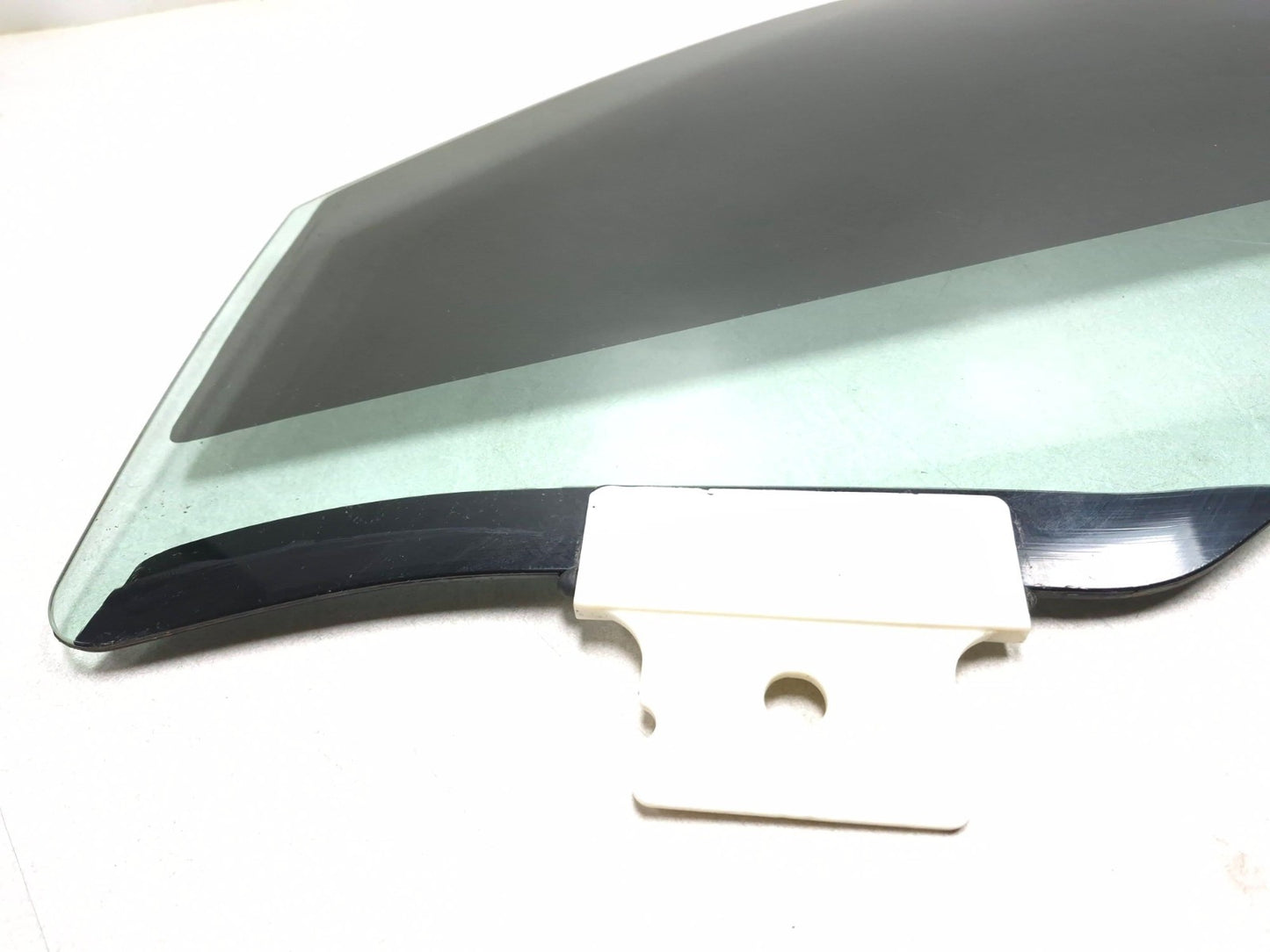 2018 Chrysler 300 Limited AWD Front Left Driver Side Door Window Glass OEM