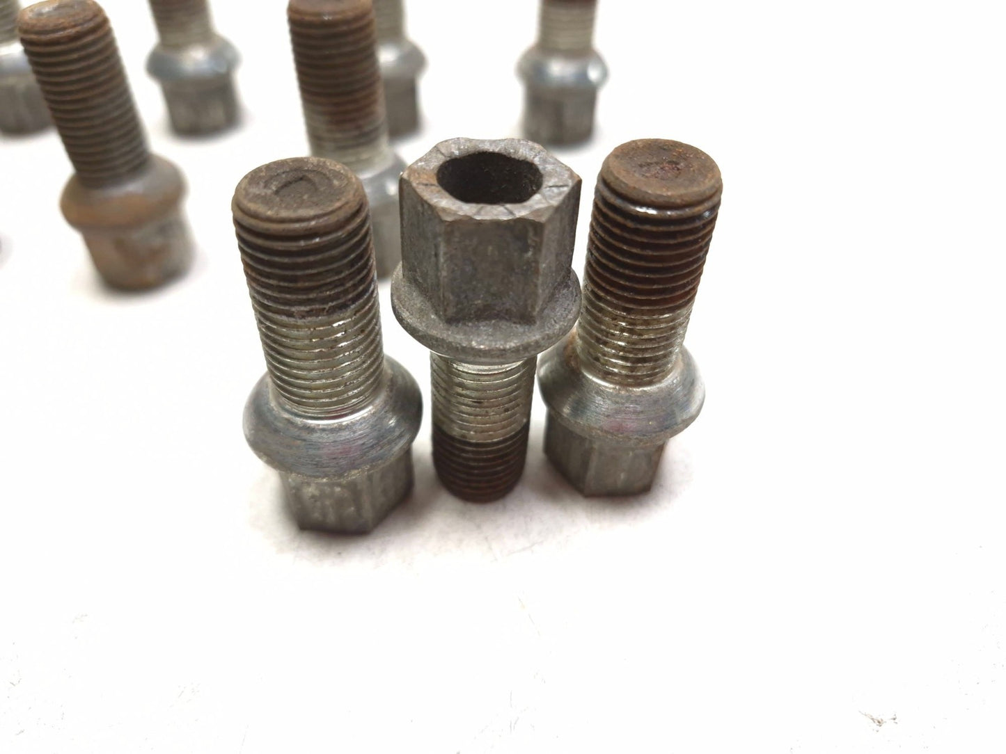 2011 Volkswagen Passat Wheel Bolt 15 Pcs OEM