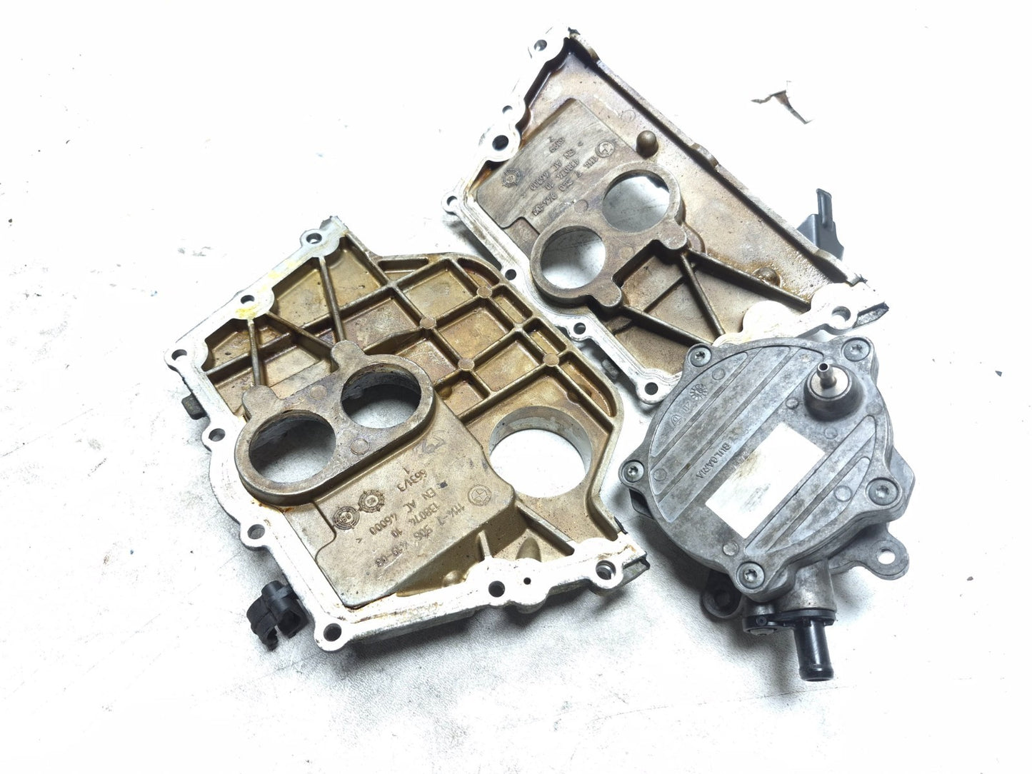 2010 BMW X5 4.8l Timing Cover & Engine Vacuum Pump 3 Pcs OEM
