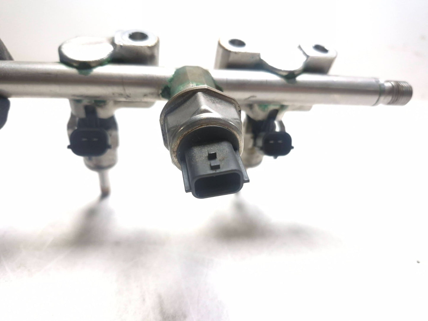 2015 Nissan Juke Fuel Rail W/ Injectors OEM