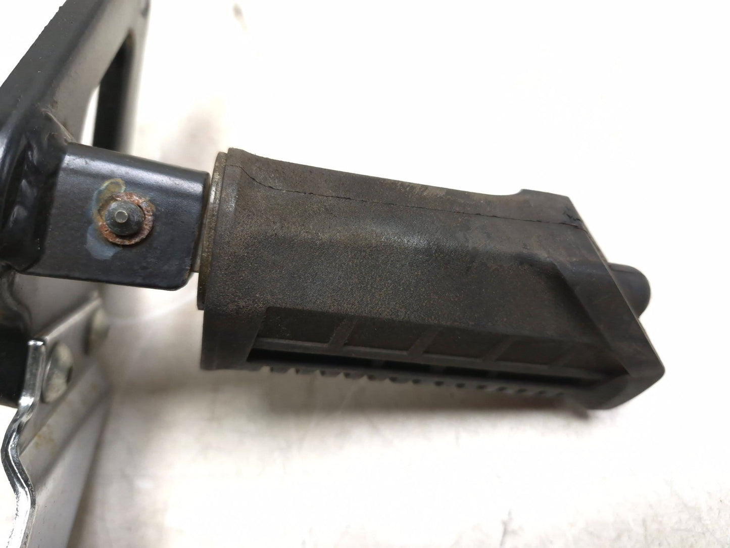 2006 Suzuki Gs 500fk Footrest Front Left OEM